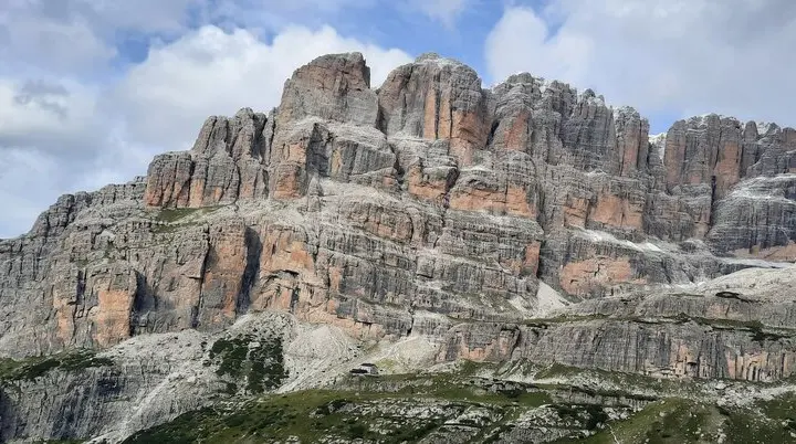 Rückblick auf Rifugio Brentei und die mächtige Wand der Cima Tosa | © Oliver Bischof / DAV Mainz