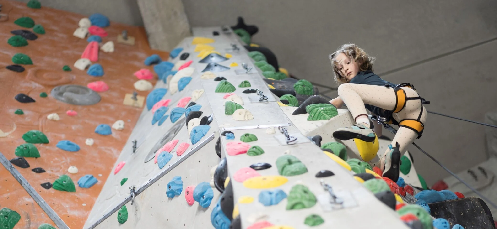 Ein Mädchen beim Familienklettern in der Kletterhalle des DAV | © DAV / Jens Klatt