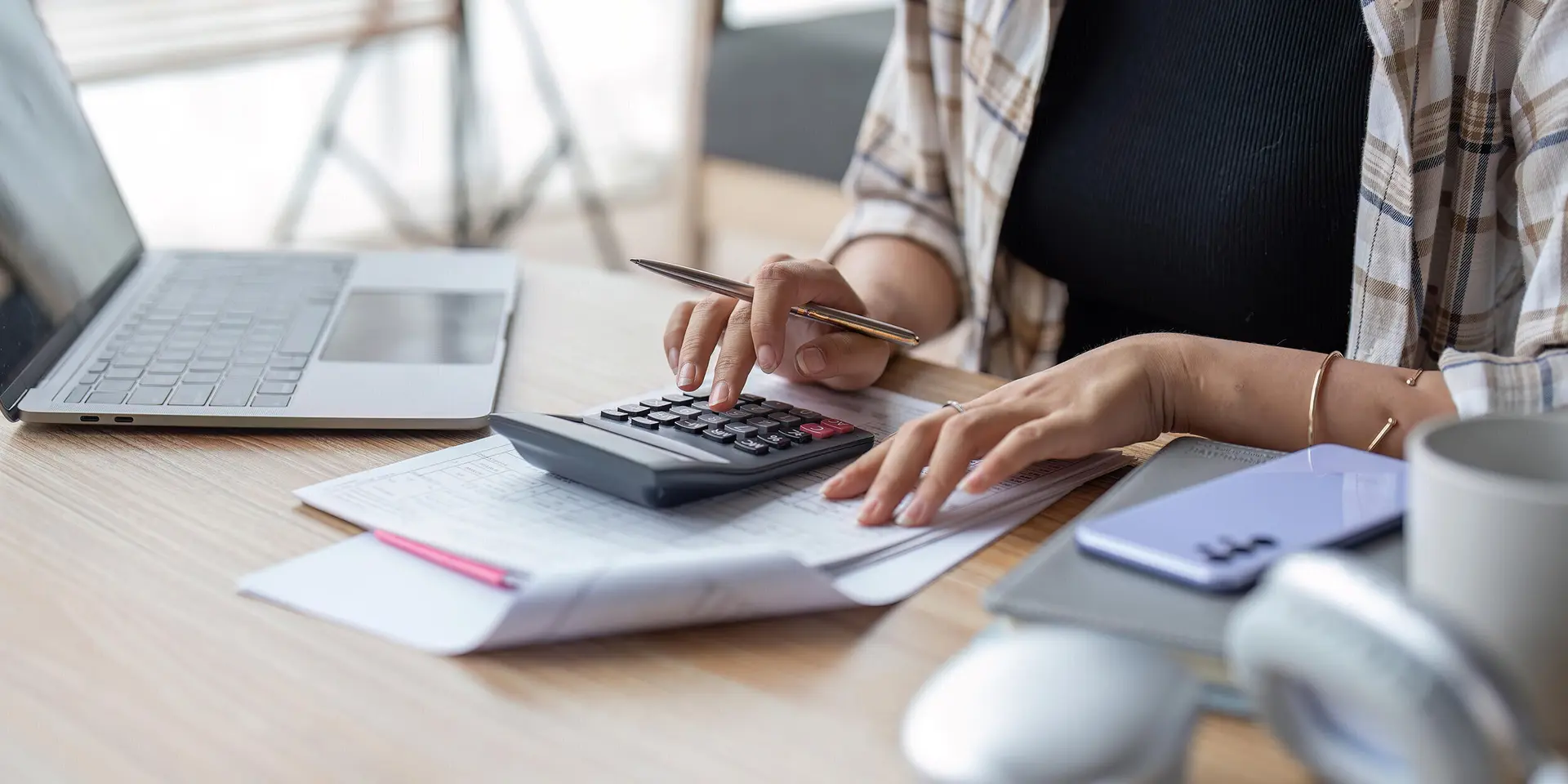 Arbeitsschfreibtisch mit Smartphone und Notizblock | © Adobe Stock / Nateee Meepian